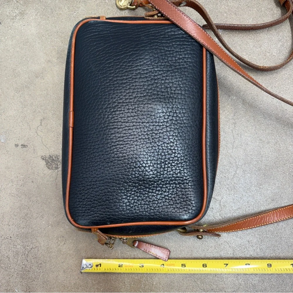 Vintage Dooney & Bourke Camera Bag Black Pebbled Leather Crossbody Brown Trim - Picture 11 of 13
